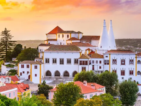 Vista del Palacio Nacional de Sintra al atardecer en el centro histórico de Sintra