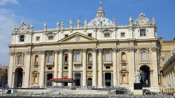 La Basílica de San Pedro es uno de los lugares santos más visitados en Roma.