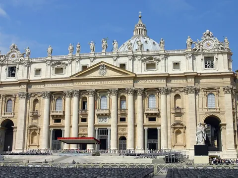 La Basílica de San Pedro es uno de los lugares santos más visitados en Roma.