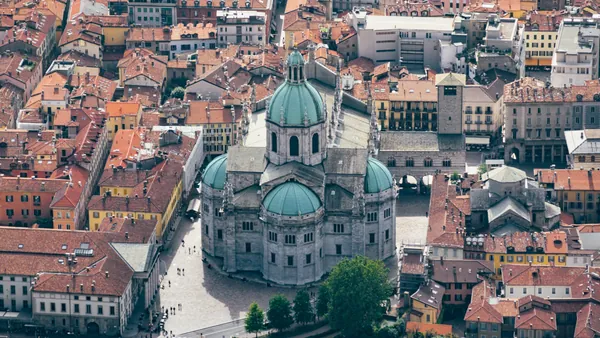 Imagen aérea del Duomo de Como, Italia