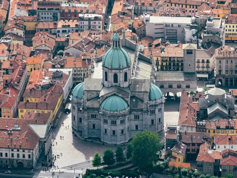 Imagen aérea del Duomo de Como, Italia
