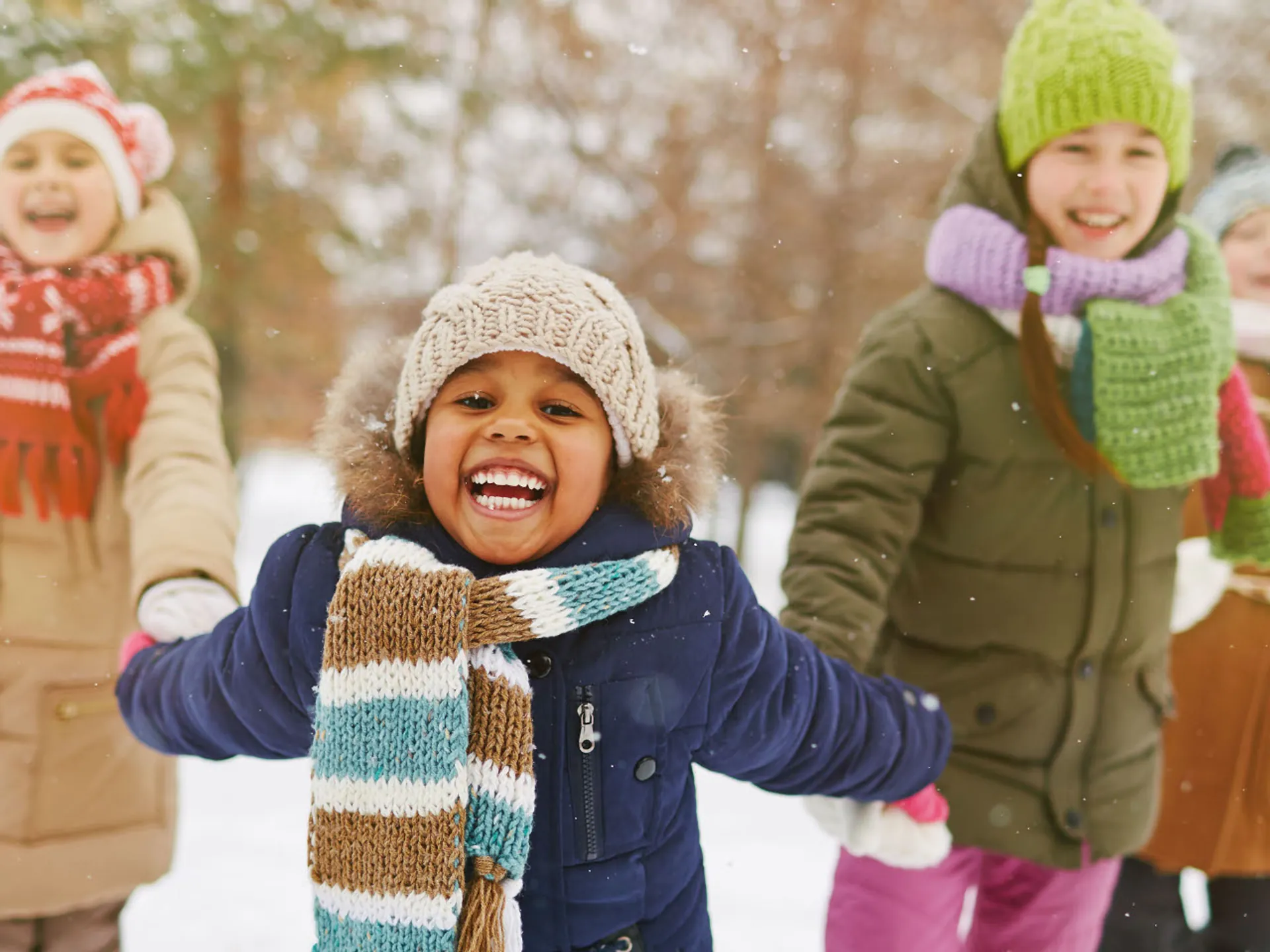 Grupos de niños jugando en la nieve - Planes con niños - Guía de viajes en Baqueira Beret - Buendía