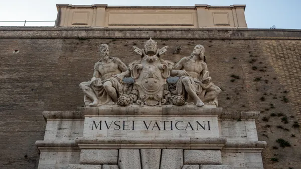 Analiza las esculturas que observarás a la salida de los museos vaticanos