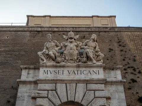Analiza las esculturas que observarás a la salida de los museos vaticanos
