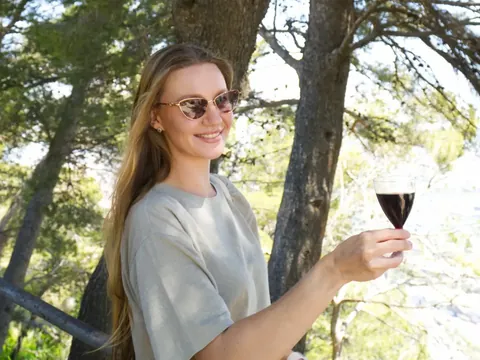 Mujer tomando una degustación de vino en el bosque de Montjuïc
