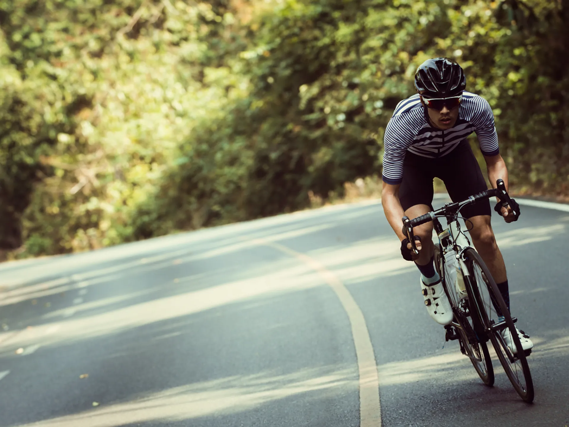 Ciclista ascendiendo puerto - Alto del Gamoniteiro - Blog - Buendía Tours