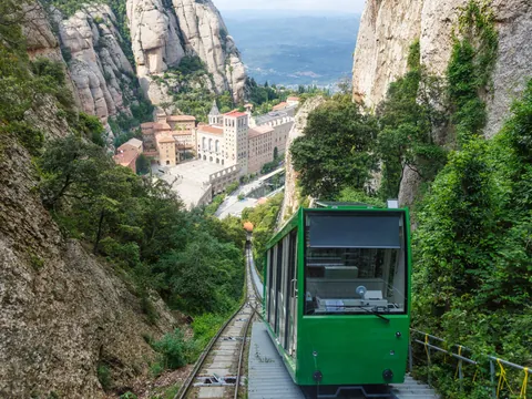 Funicular de Montserrat con vistas al monasterio y a la montaña catalana