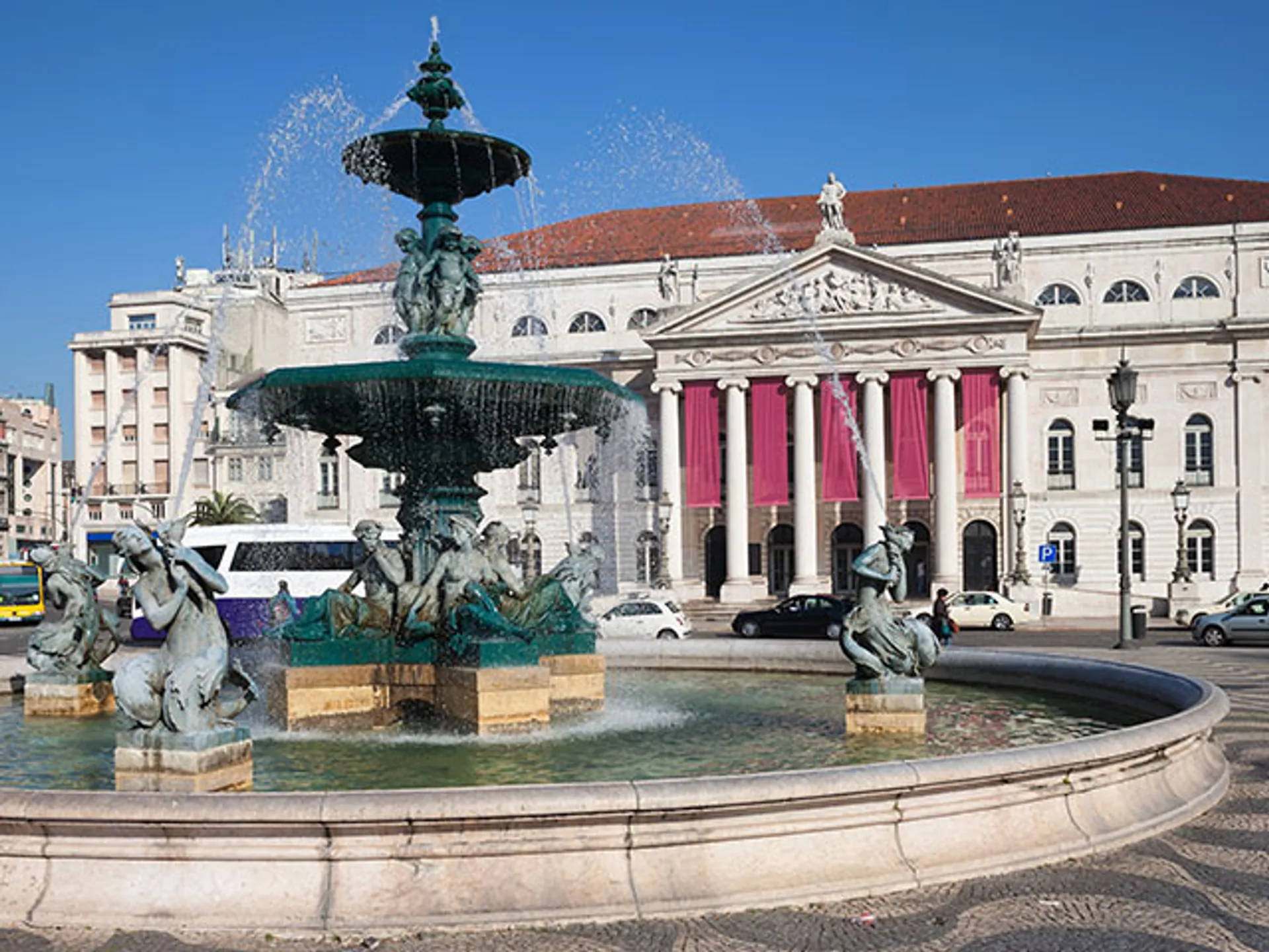 Teatro Nacional de Lisboa en la Plaza del Rossio en Lisboa