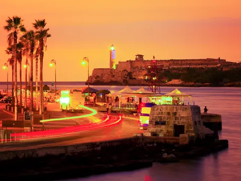 Vistas nocturnas del faro y castillo Morro en La Habana, Cuba