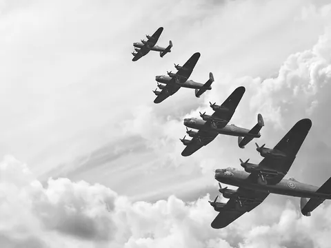 Aviones militares sobrevolando Cracovia durante la Segunda Guerra Mundial