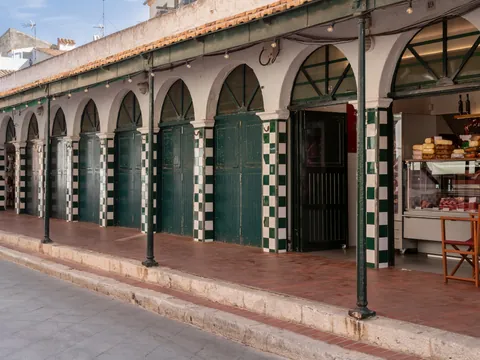 Mercado central, el lugar donde conviven productos locales, tradición gastronómica y ritmo diario de los habitantes.
