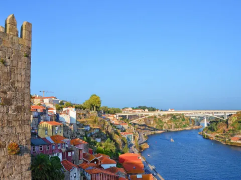Vistas del Duero y de Vila Nova de Gaia desde la muralla al atardecer.