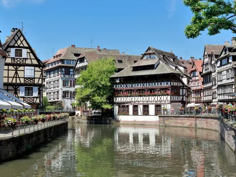 Plaza junto al río Ill, Estrasburgo, Francia