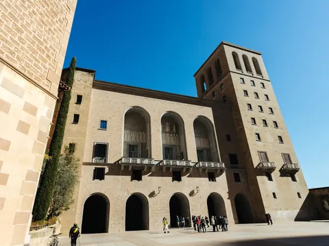 Plaza del Monasterio de Montserrat con su arquitectura monumental