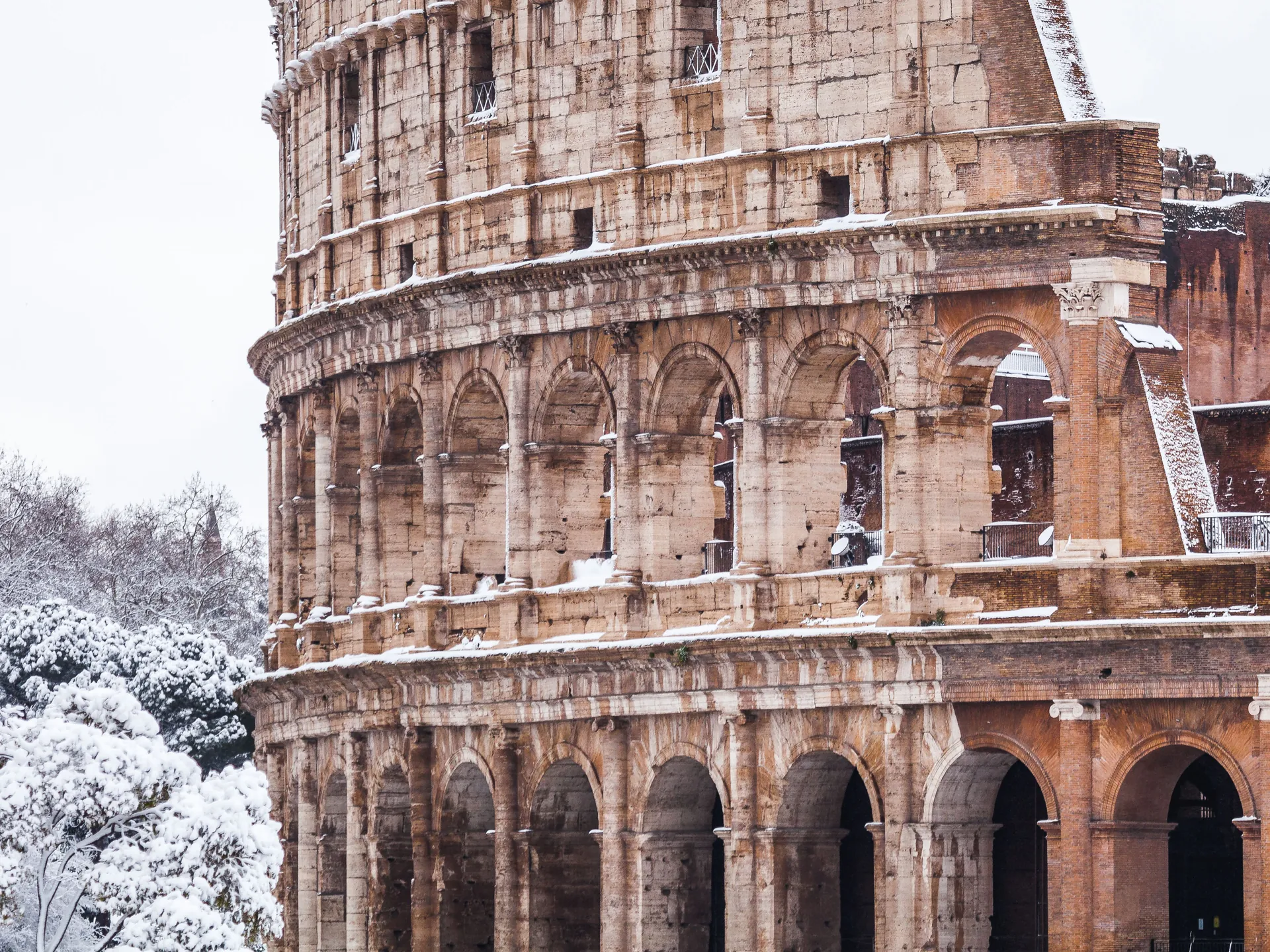 Coliseo nevado en pleno invierno-guia de viaje roma-buendiatours