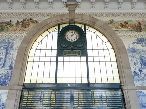 Detalle en la pared central de la Estación de Sao Bento, la estación de tren más bonita de Oporto.