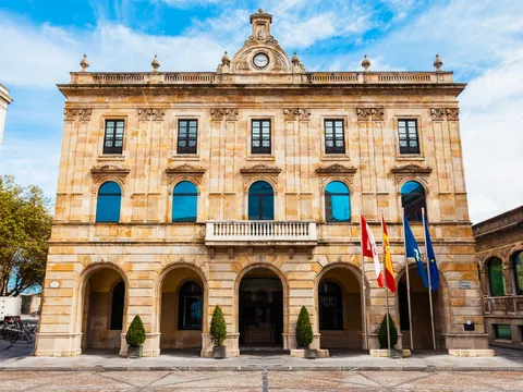 Exterior del ayuntamiento de Gijón, Asturias