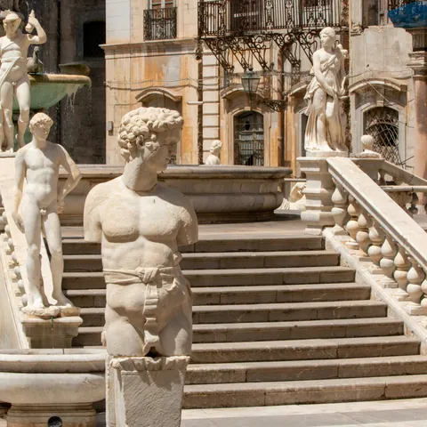 Fontana Pretoria conocida como la plaza de la Vergüenza en Palermo, Sicilia, Italia