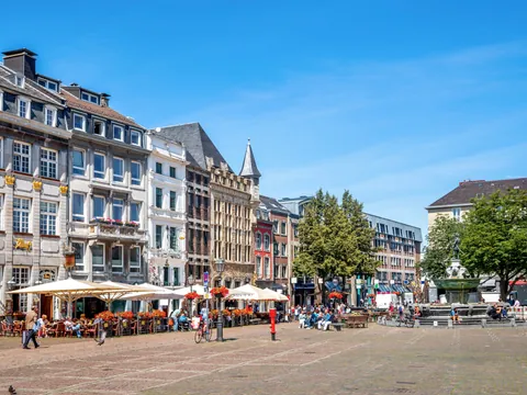 Markplatz, plaza céntrica de Aachen, con un ambiente animado que descubrirás en el tour a pie.