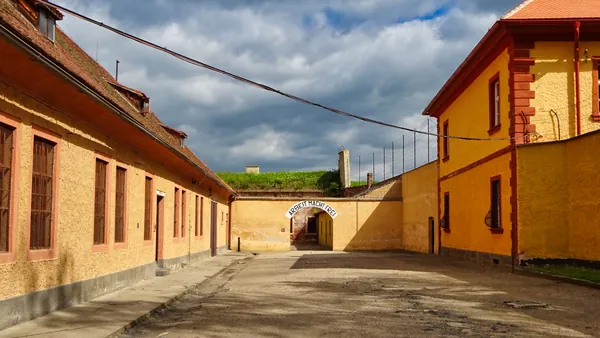 Entrada con el letrero "Arbeit Macht Frei" en el campo de Terezín.