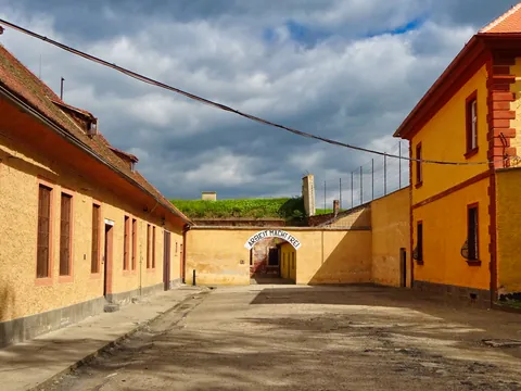 Entrada con el letrero "Arbeit Macht Frei" en el campo de Terezín.
