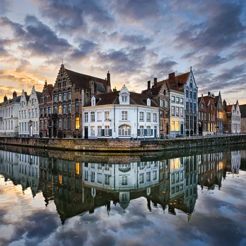 Atardecer sobre los canales de Brujas, Bélgica