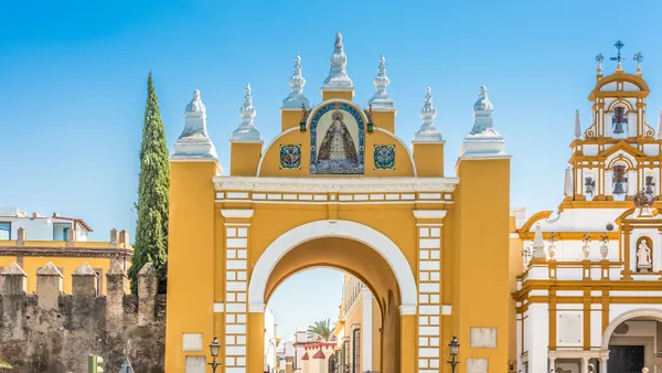Puerta de la Macarena junto a las antiguas murallas del barrio de la Macarena.