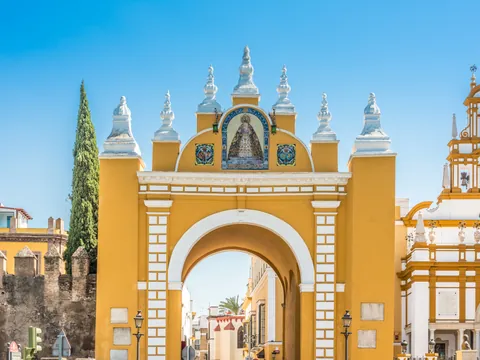 Puerta de la Macarena junto a las antiguas murallas del barrio de la Macarena.