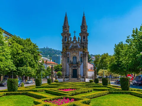 Precioso día soleado en la Iglesia da Nossa Senhora da Consolação e Santos Passos, Guimaraes