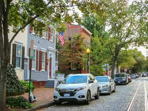 Calle residencial con casas históricas en Georgetown, Washington D.C., Estados Unidos