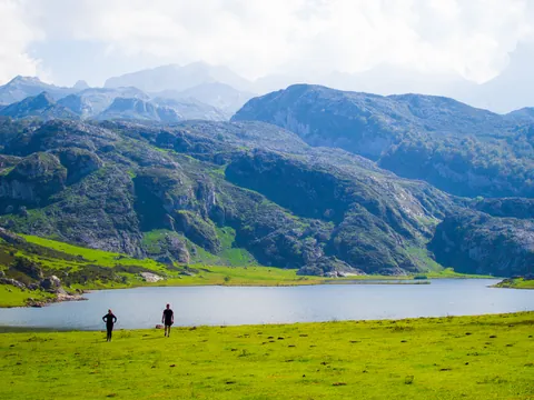 Excursionistas frente al lago Enol, Lagos de Covadonga