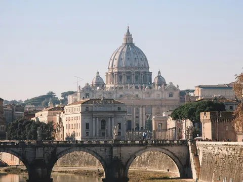 Basílica de San Pedro en Roma vista desde el puente Sant’Angelo en día soleado
