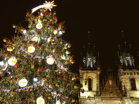 Árbol de Navidad iluminado junto a la iglesia de Týn en Praga