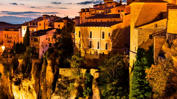 Casco antiguo y casas colgadas de la ciudad de Cuenca al atardecer - Visita Guiada Cuenca nocturna - Buendía Castilla la Mancha