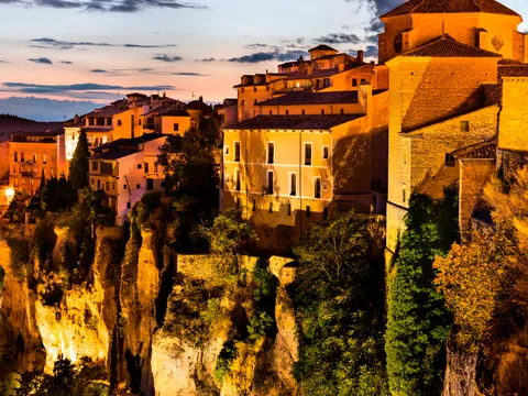 Casco antiguo y casas colgadas de la ciudad de Cuenca al atardecer - Visita Guiada Cuenca nocturna - Buendía Castilla la Mancha