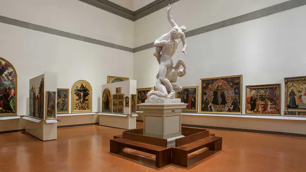 También encontrarás obras de artistas italianos, flamencos o europeos como Botticelli, Pontormo o Juan de Bolonia.