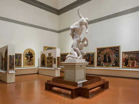 También encontrarás obras de artistas italianos, flamencos o europeos como Botticelli, Pontormo o Juan de Bolonia.