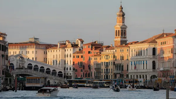 Vista del Puente de Rialto sobre el Gran Canal de Venecia, Italia