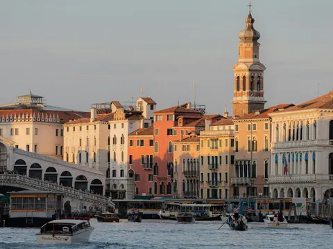 Vista del Puente de Rialto sobre el Gran Canal de Venecia, Italia
