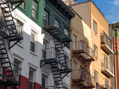 Edificios de Little Italy en Nueva York con escaleras de incendios, uno pintado con los colores de la bandera italiana.
