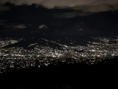 Medellin de noche desde las alturas, lo más destacado de este tour.