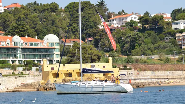 Velero disfrutando del sol junto a la costa de Lisboa.