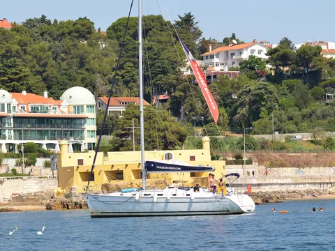 Velero disfrutando del sol junto a la costa de Lisboa.
