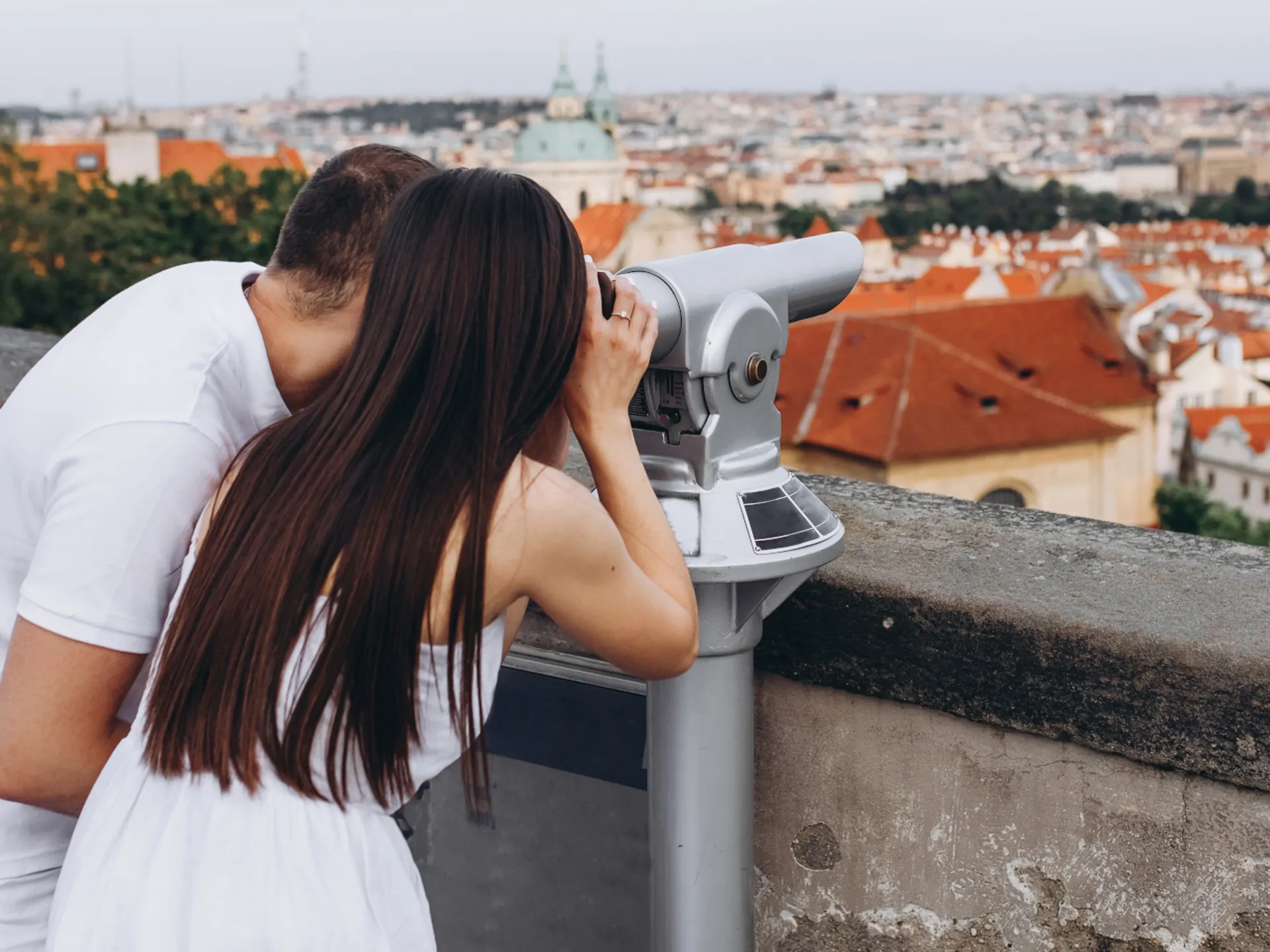 Turistas en un mirador de Praga - Qué hacer en Praga - Guía de Viajes Praga - Buendía