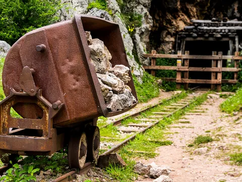 Vagoneta cargada de mineral en las antiguas minas de Buferrera, Asturias