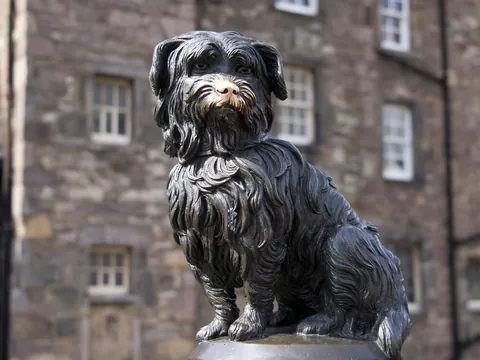 Estatua de Greyfriars Bobby, el perro más querido de Edimburgo, en el Cementerio Greyfriars