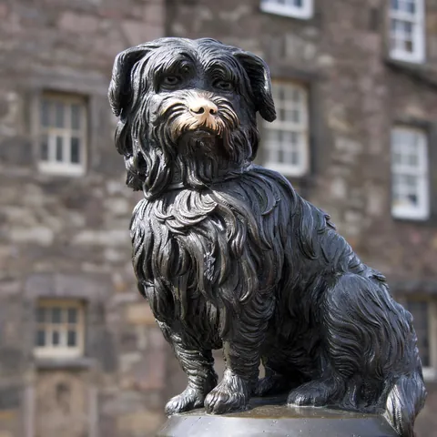 Estatua de Greyfriars Bobby, el perro más querido de Edimburgo, en el Cementerio Greyfriars