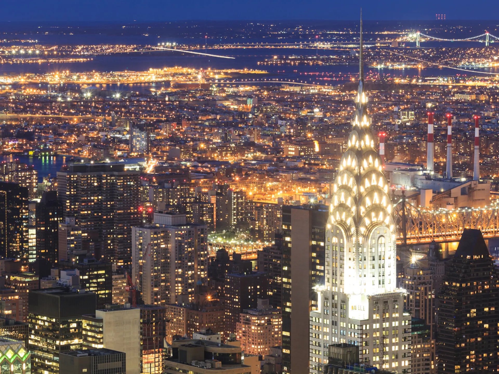 Edificio Chrysler iluminado por la noche - Edificio Chrysler - Qué ver en Nueva York - Guía de Viajes Nueva York - Buendía Tours