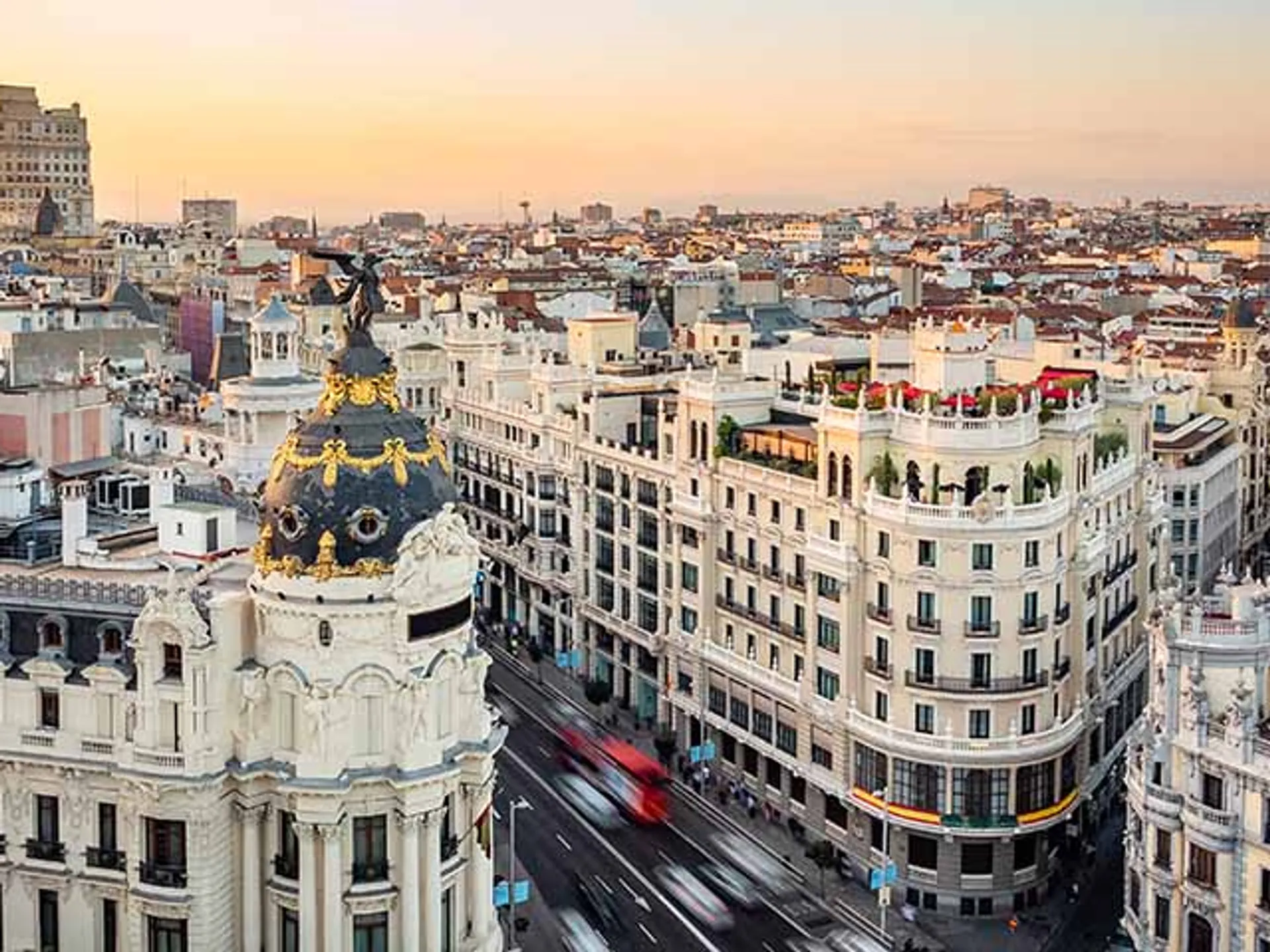 Gran Vía de Madrid - Qué ver en Madrid - Guía de viaje Madrid - Buendía Tours