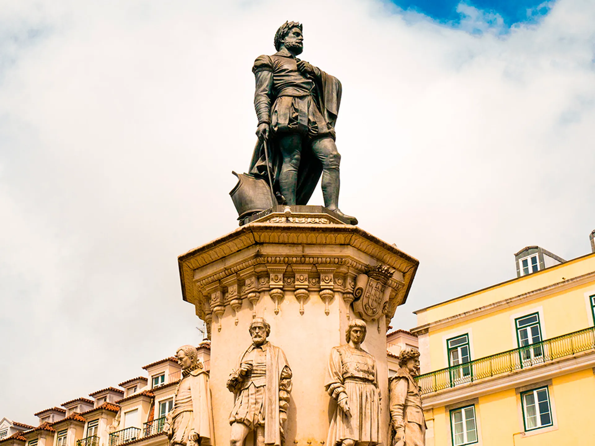 Plaza Luis de Camoes - Tranvía 28 Lisboa - Guía Lisboa - Buendía Tours